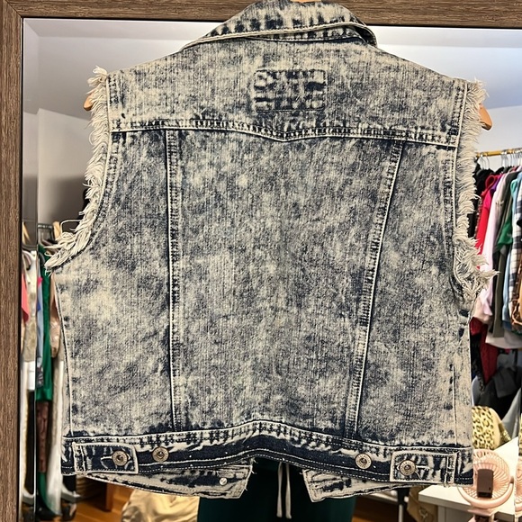 Acid wash, crop sleeveless, jean jacket - Picture 2 of 2